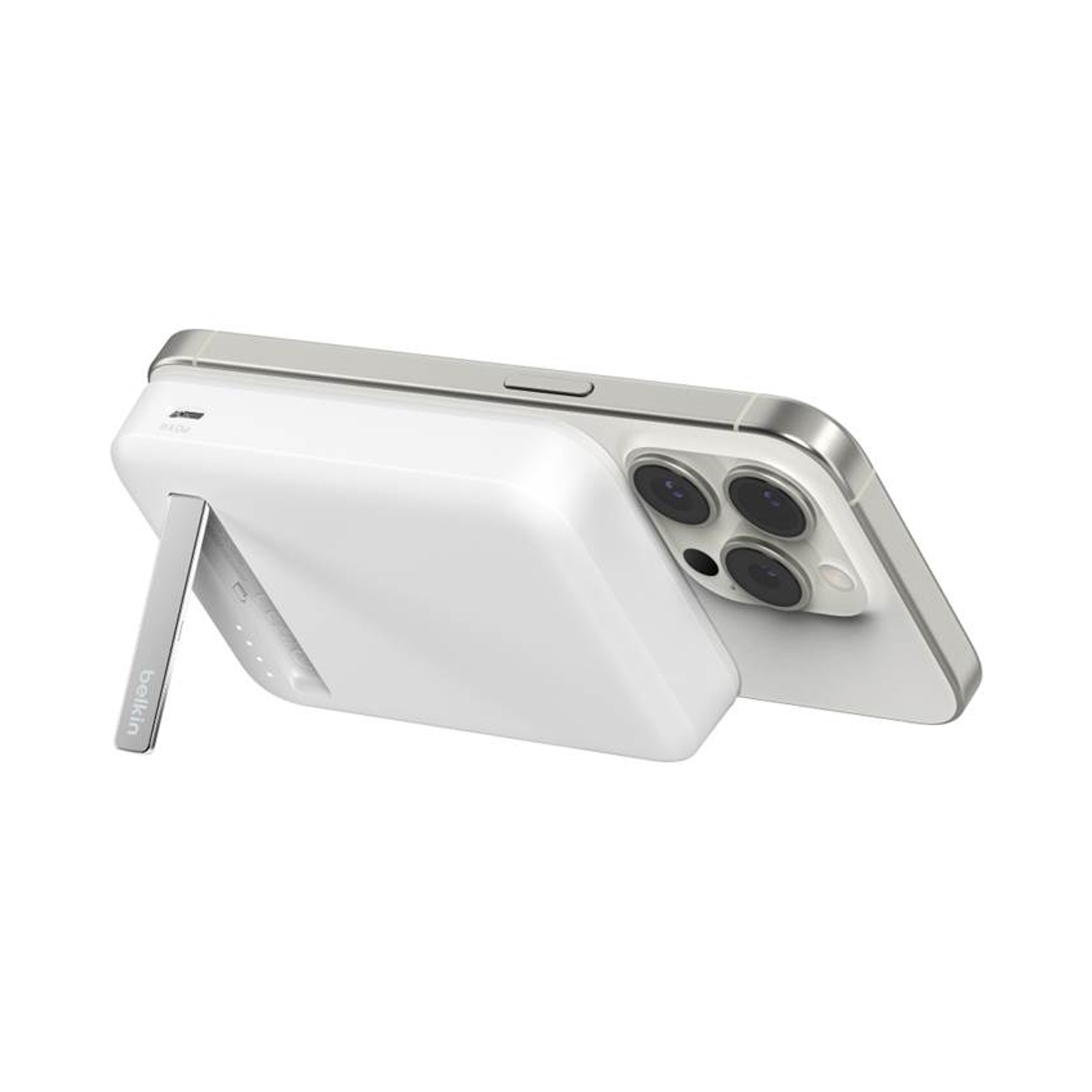 Caricabatterie wireless bianco con cornice argentata, appoggiato a un telefono, rivelando le fotocamere.