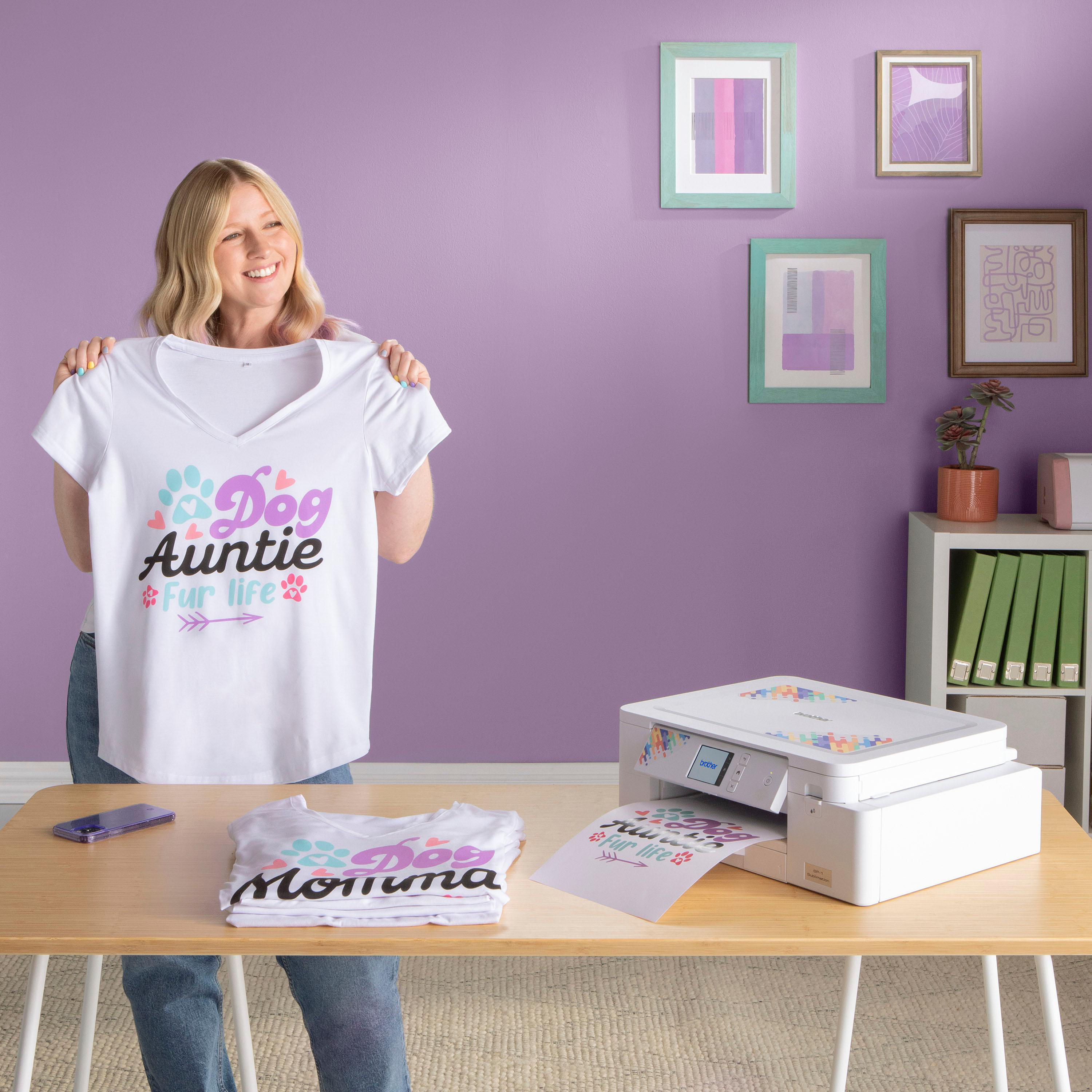 Frau hält ein T-Shirt mit der Aufschrift 'Dog Auntie Fur Life' und 'Dog Momma'.