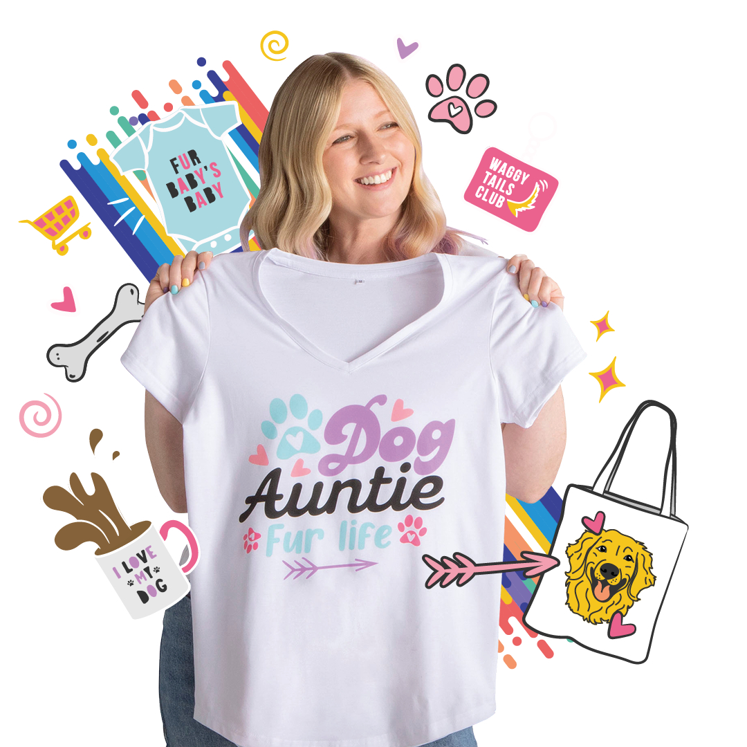 Frau hält ein Shirt mit "Dog Auntie" umgeben von Hundegrafiken.