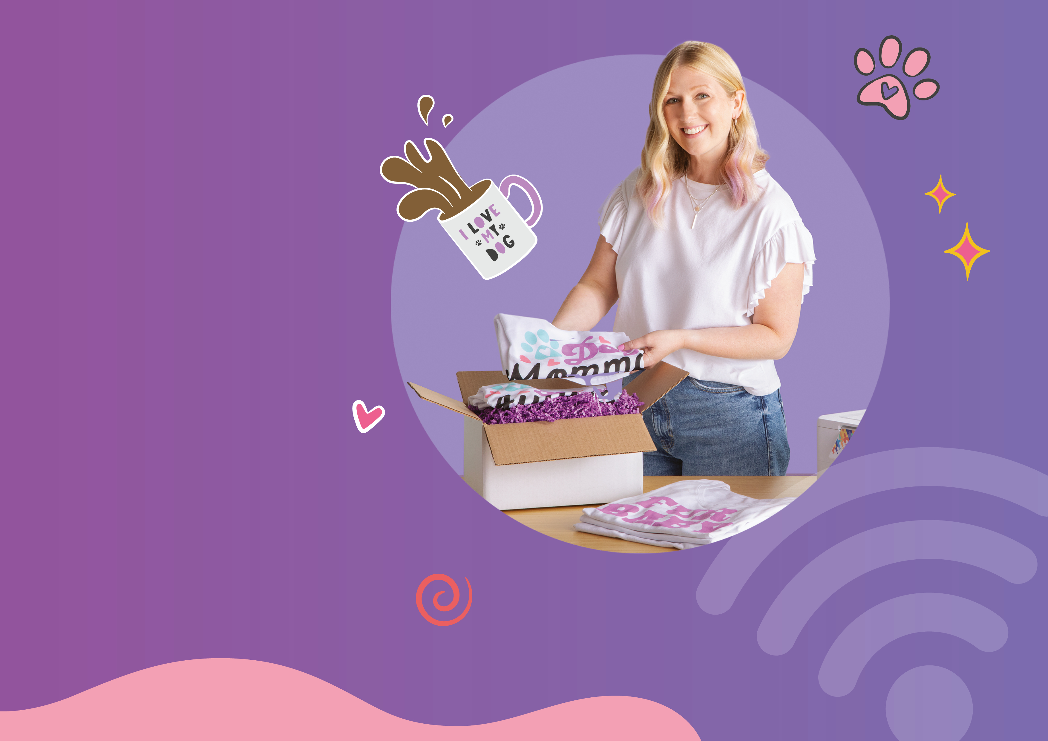 Frau verpackt eine Geschenkbox mit Kaffeetasse und Hunde-Pfoten-Grafiken, vor lila Hintergrund.