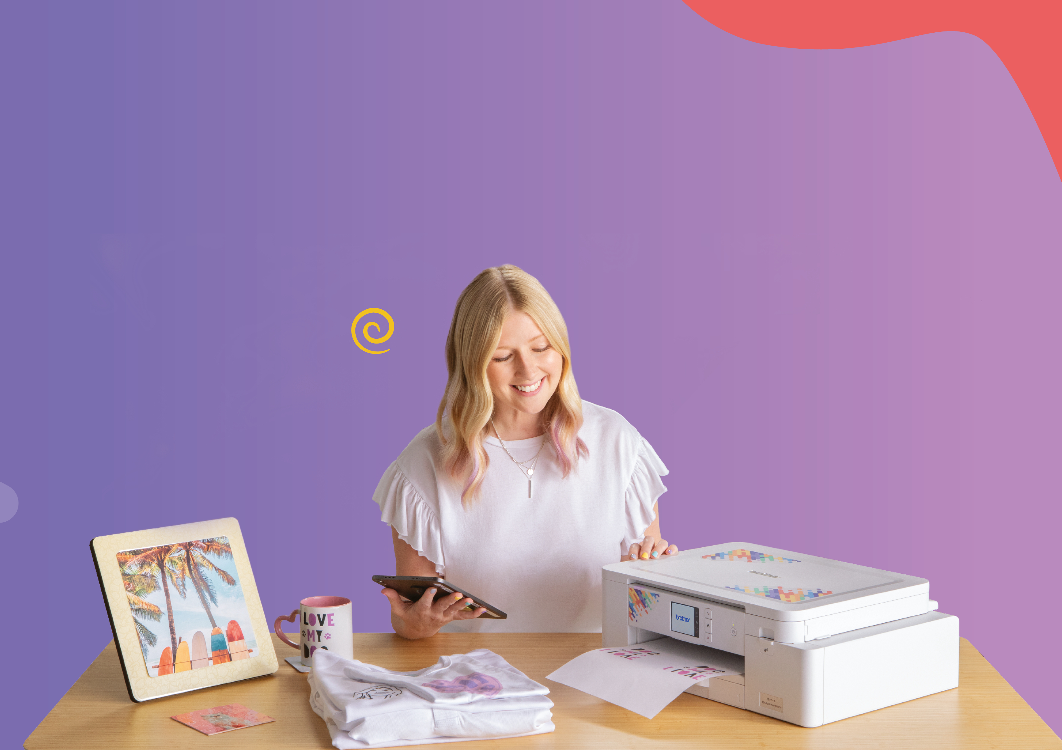 Eine Frau druckt auf einem weißen Drucker. Auf dem Schreibtisch liegen ein Tablet, eine Tasse und ein Bild.