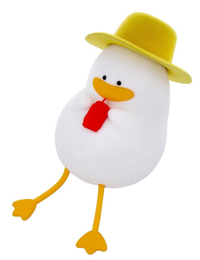 Biała zabawka w kształcie kaczki z żółtym kapeluszem i nogami, trzymająca czerwoną słomkę.