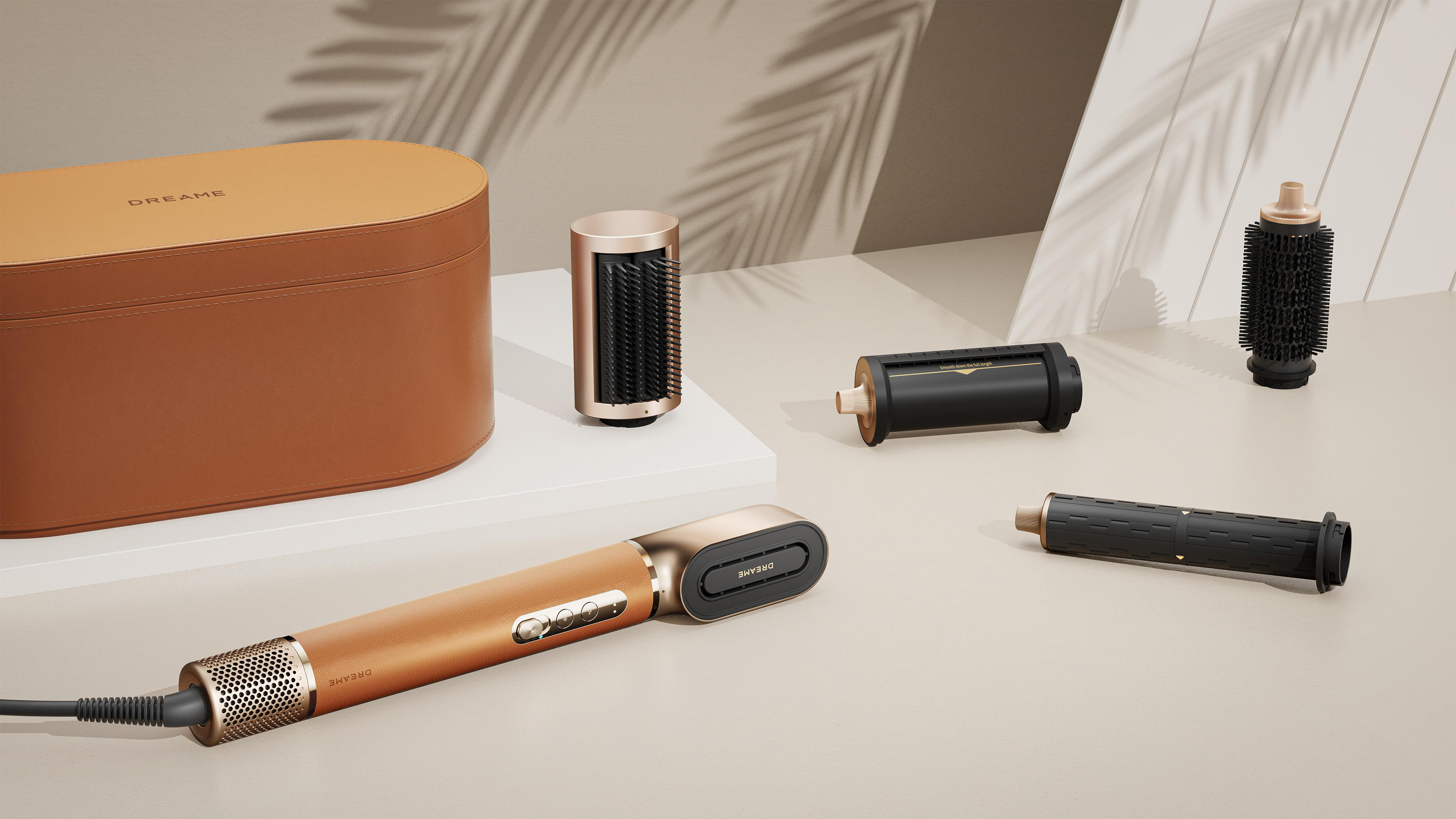 Haarstyling-Set mit brauner Tasche, Haartrockner und Styling-Tools. Die Artikel liegen auf hellem Untergrund.