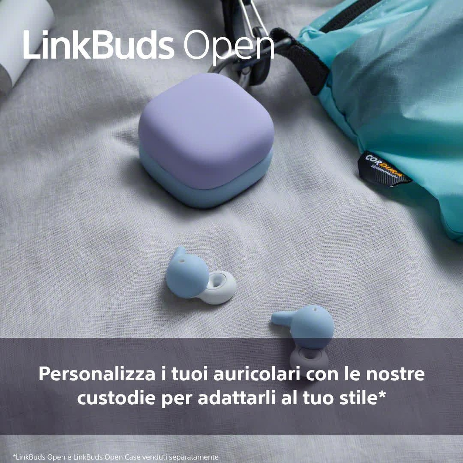 Un paio di auricolari blu e custodia di ricarica su un tavolo, con testo in italiano.