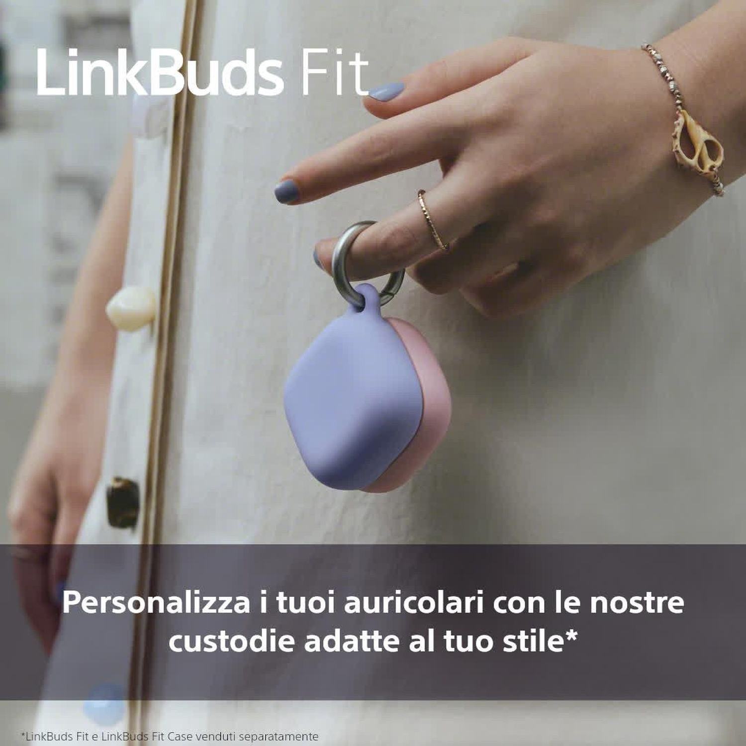 Una persona tiene una custodia per auricolari. Testo in italiano sotto.