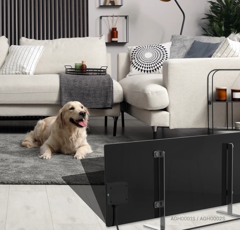 Golden Retriever kutya szürke szőnyegen fekszik a kanapé előtt. A fűtőtest az előtérben.