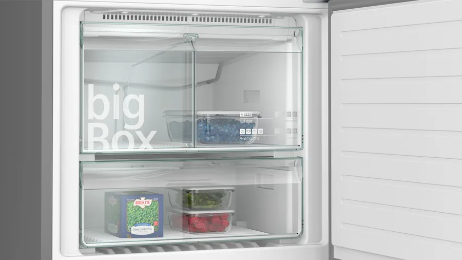 Dondurucu çekmeceleri. Yiyecek dolu. Big Box metni görünür. Bezelye ve çilek içerir.