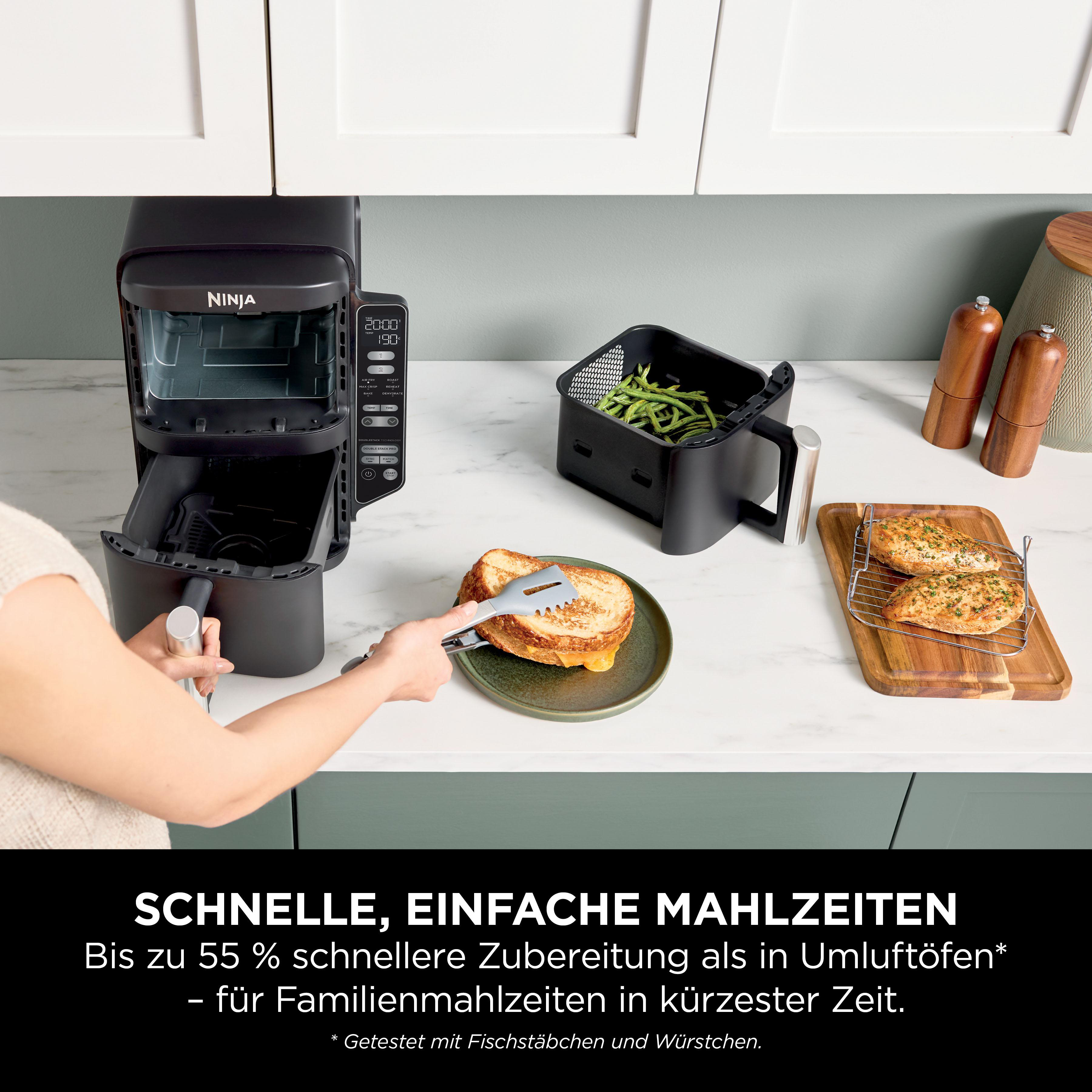 Eine Heißluftfritteuse mit Essen darin und eine Person, die eine gegrillte Käsesandwich mit Zangen entfernt.