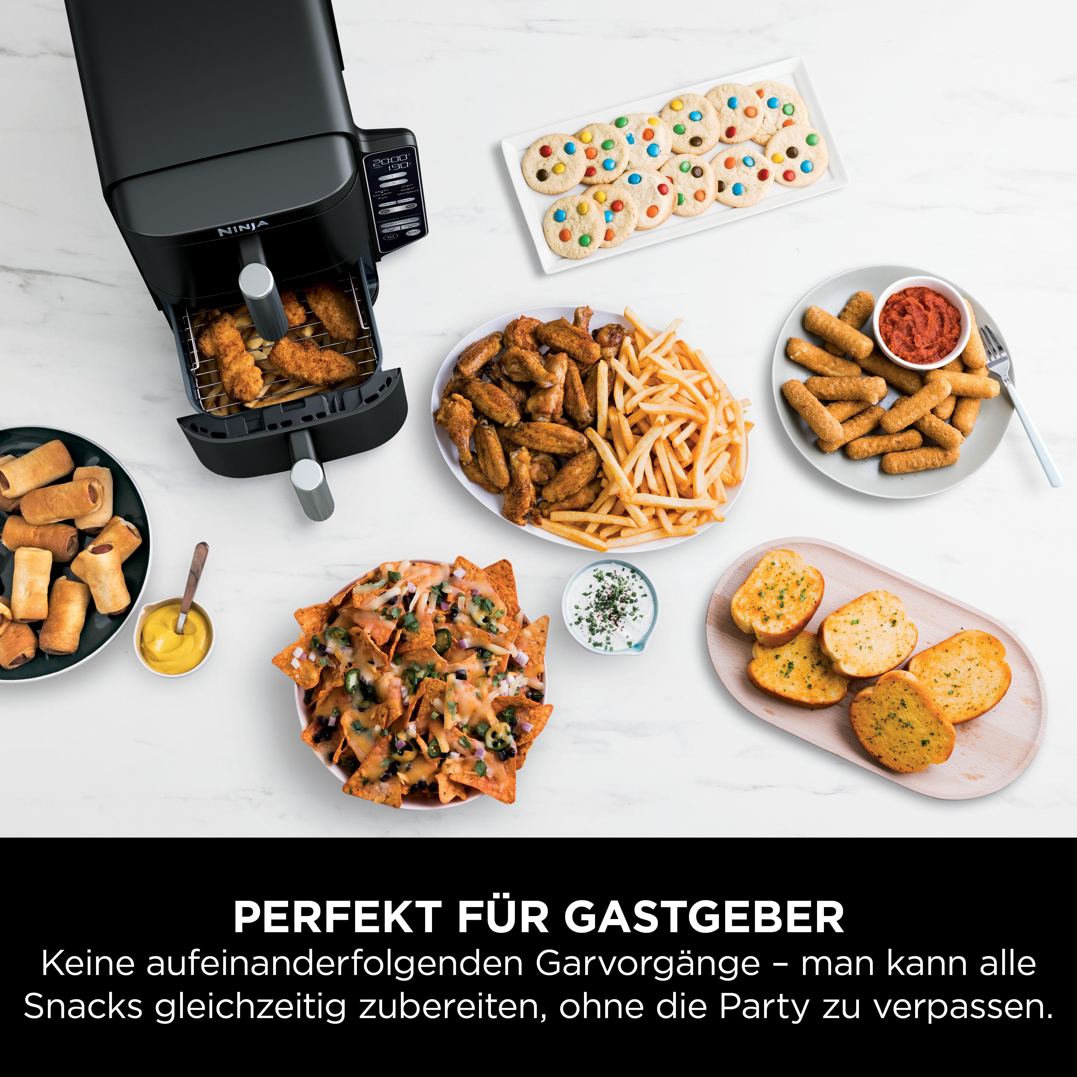 Heißluftfritteuse und verschiedene Lebensmittel. Enthält Pommes, Hähnchen und Snacks. Gerichte sind auf weißer Oberfläche.