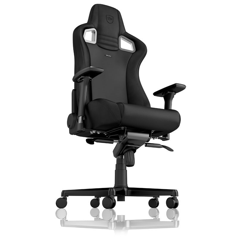 Schwarzer Gaming-Stuhl. Er hat eine hohe Rückenlehne und Armlehnen. Weißer Hintergrund.