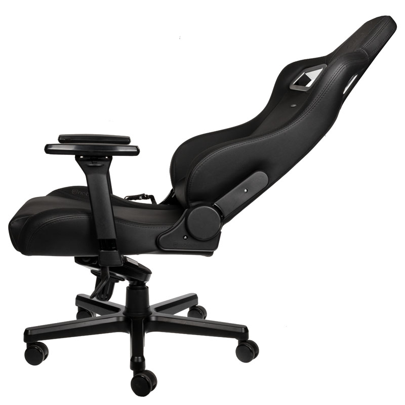 Schwarzer und roter Gaming-Stuhl, Seitenansicht. Er hat eine hohe Rückenlehne und Armlehnen. Basis hat Räder.
