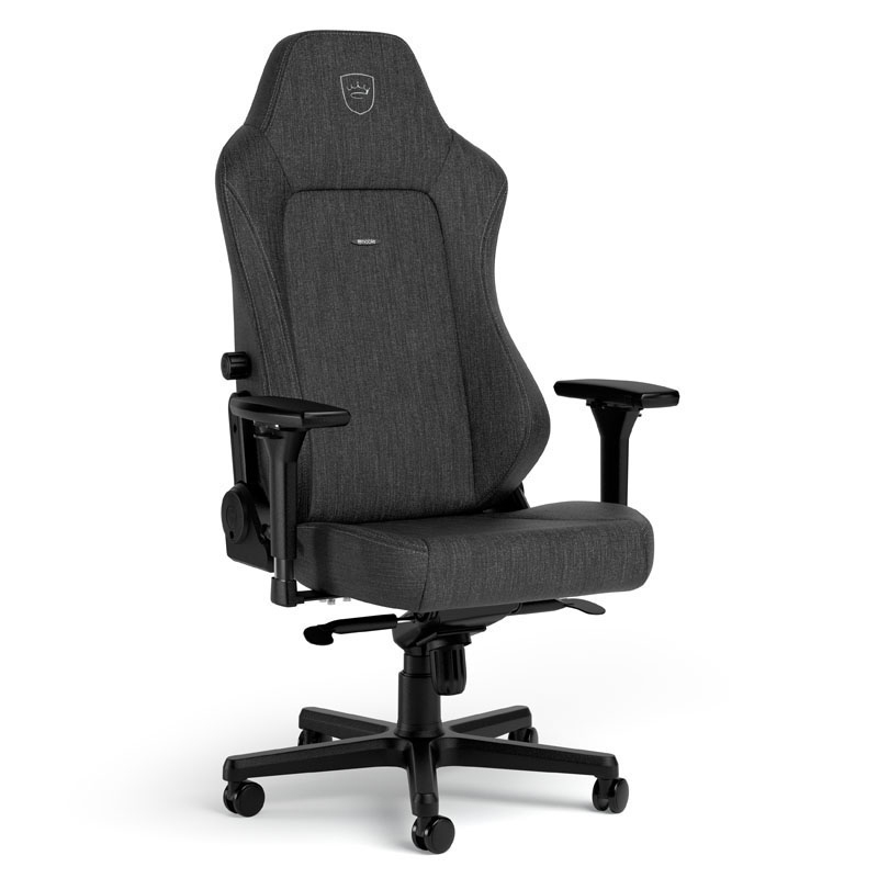 Grauer Gaming-Stuhl mit Kopfstütze und Armlehnen. Er hat ein Logo auf der Kopfstütze und eine schwarze Basis.