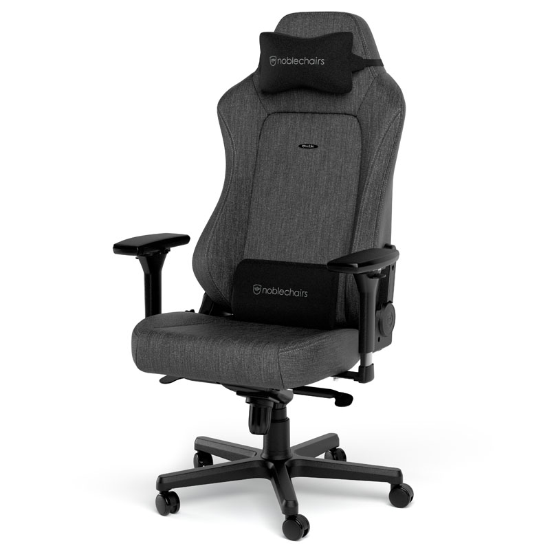 Ein grauer Gaming-Stuhl mit Kopfstütze und Lendenwirbelstütze, mit 'noblechairs' versehen.