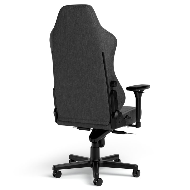 Grauer Gaming-Stuhl, von hinten. Er hat einen hohen Rücken, Armlehnen und ein schwarzes Untergestell mit Rollen.