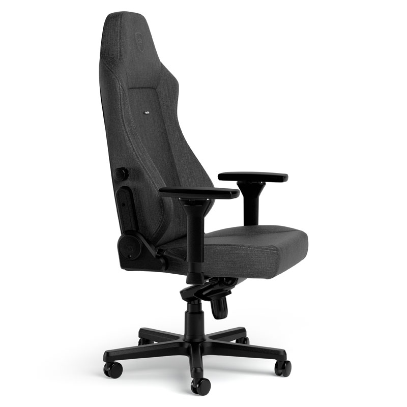 Grauer Gaming-Stuhl, Seitenansicht. Er hat eine hohe Rückenlehne und Armlehnen. Die Basis ist schwarz.