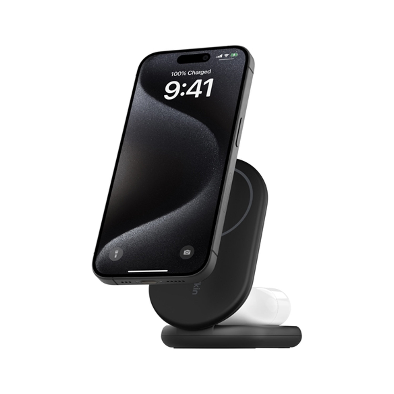 Telefono nero su caricatore wireless nero con auricolari bianchi, sfondo bianco.