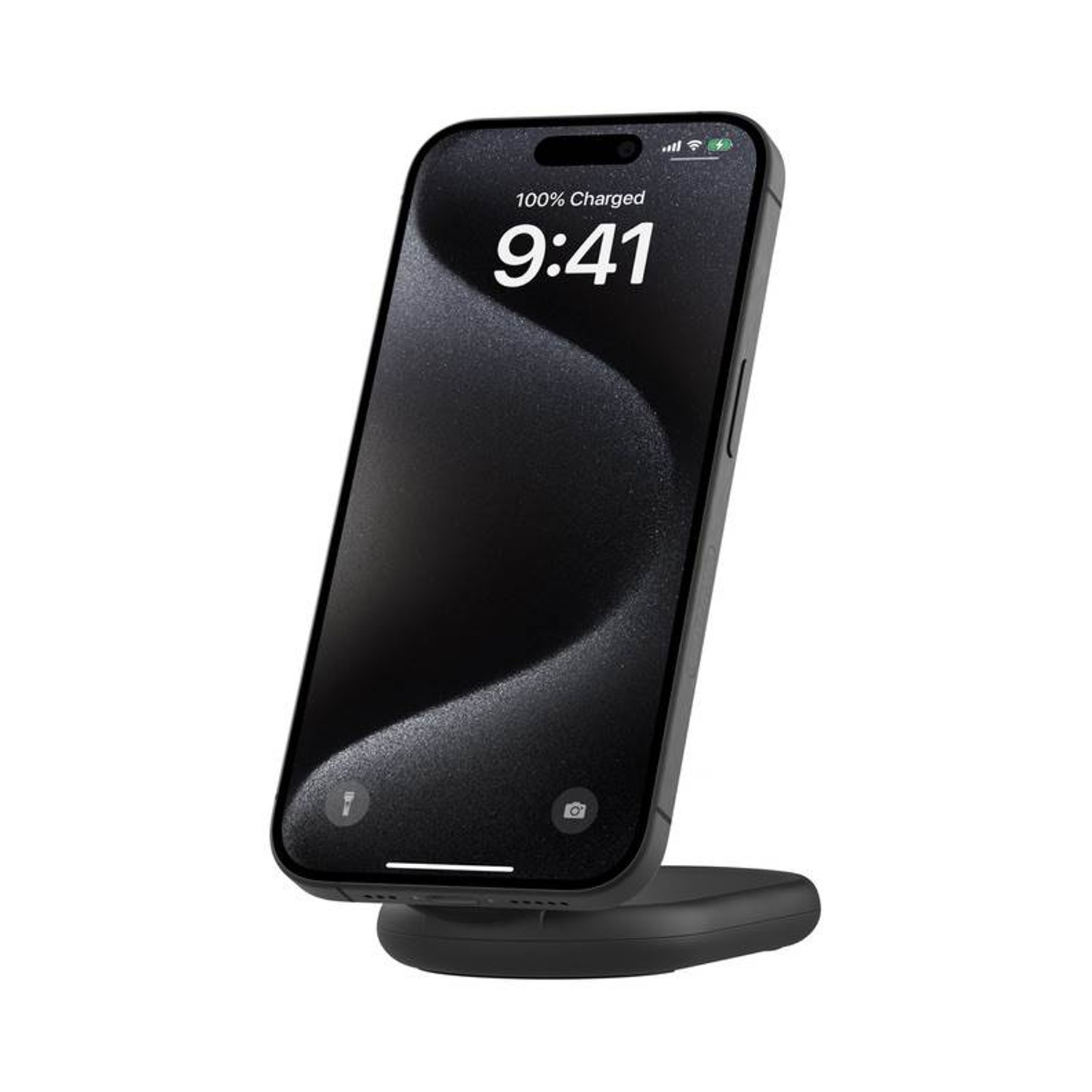 Telefono nero su base di ricarica. Il display mostra l'ora e lo stato della batteria. Sfondo bianco.