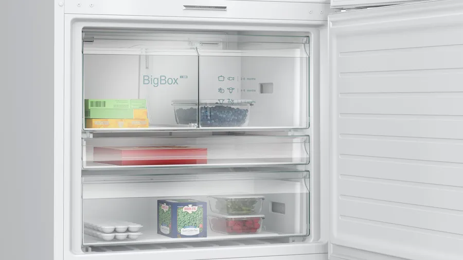 Raflı bir buzdolabı içi. Çekmecelerin içinde yiyecek kutuları var. BigBox etiketi görünür.