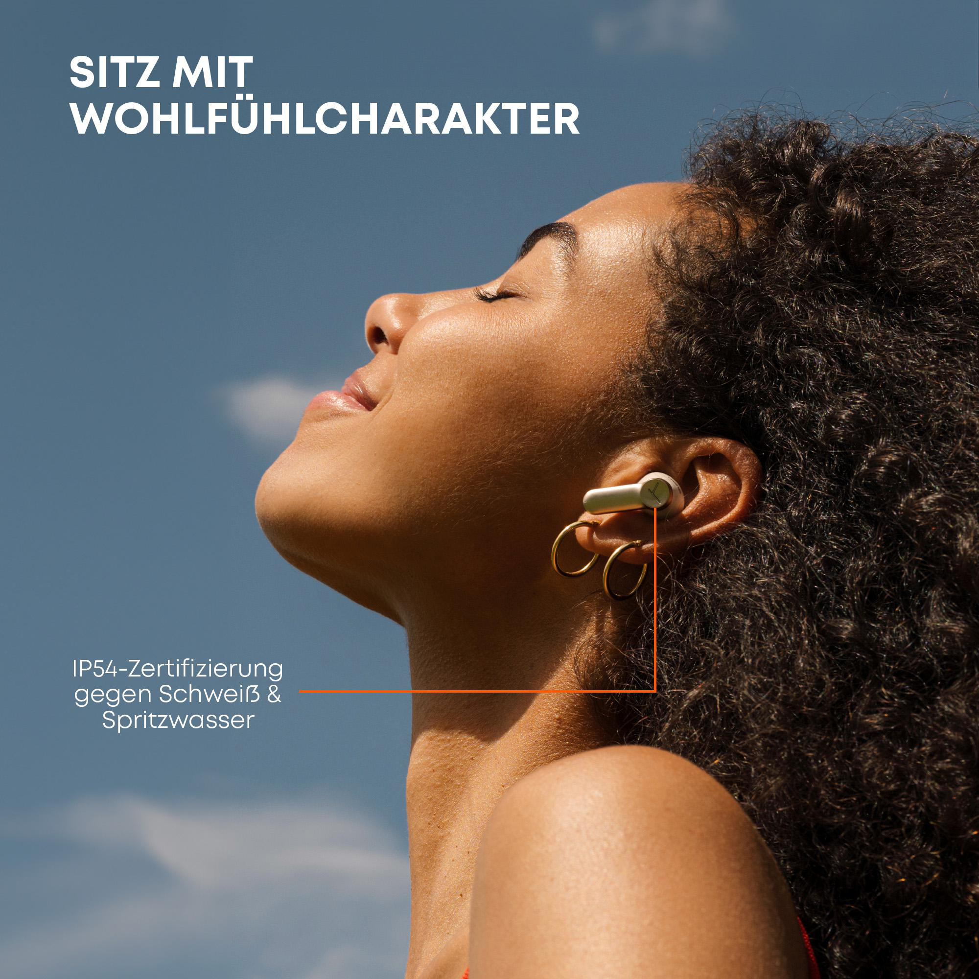 Eine Frau mit Kopfhörern, die nach oben schaut, mit Text über Schweiß- und Wasserbeständigkeit. Blauer Himmel im Hintergrund.