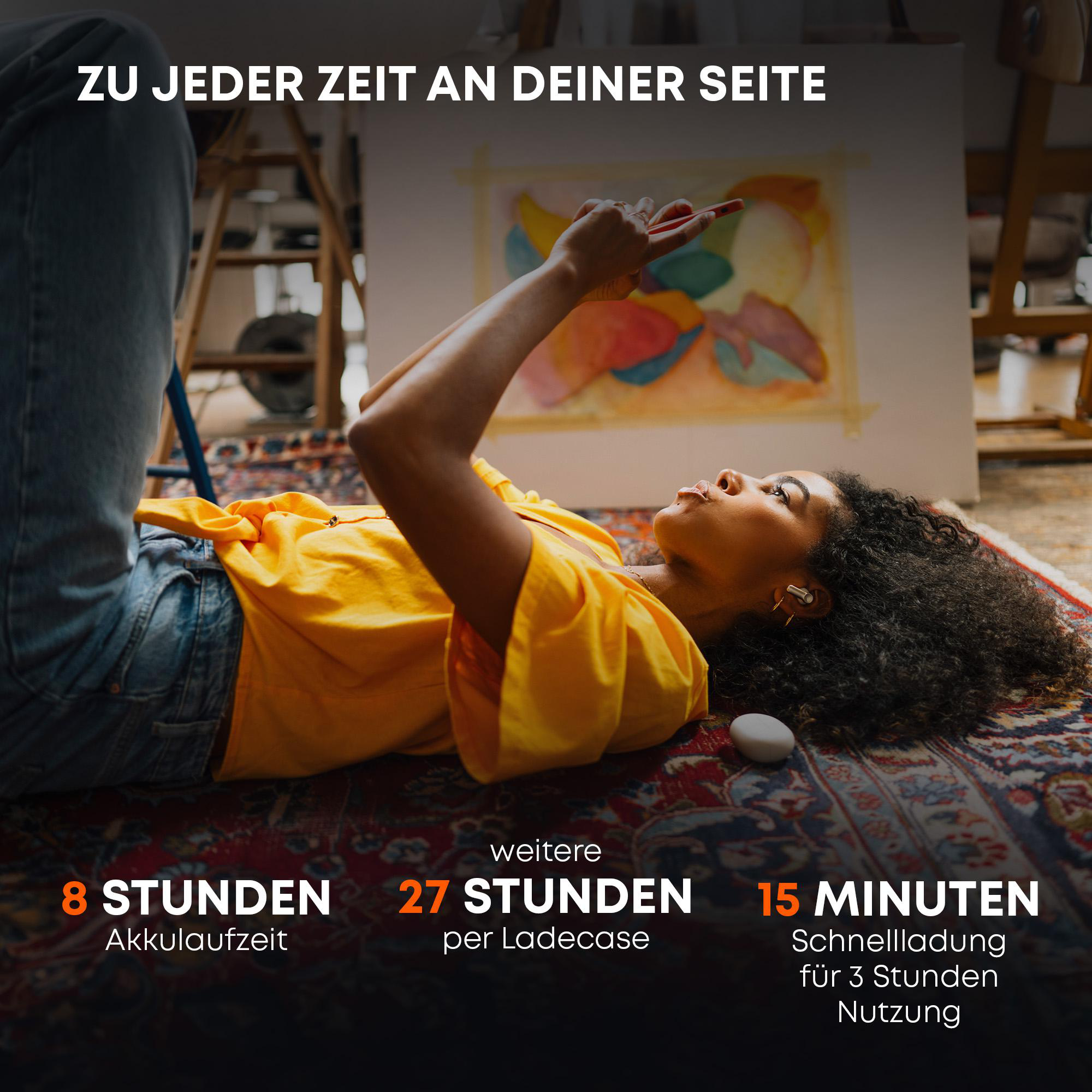 Frau liegt auf einem Teppich und benutzt ein Telefon. Text: 8 Stunden Akkulaufzeit, 27 Stunden im Ladecase, 15 Minuten Laden für 3 Stunden Nutzung.