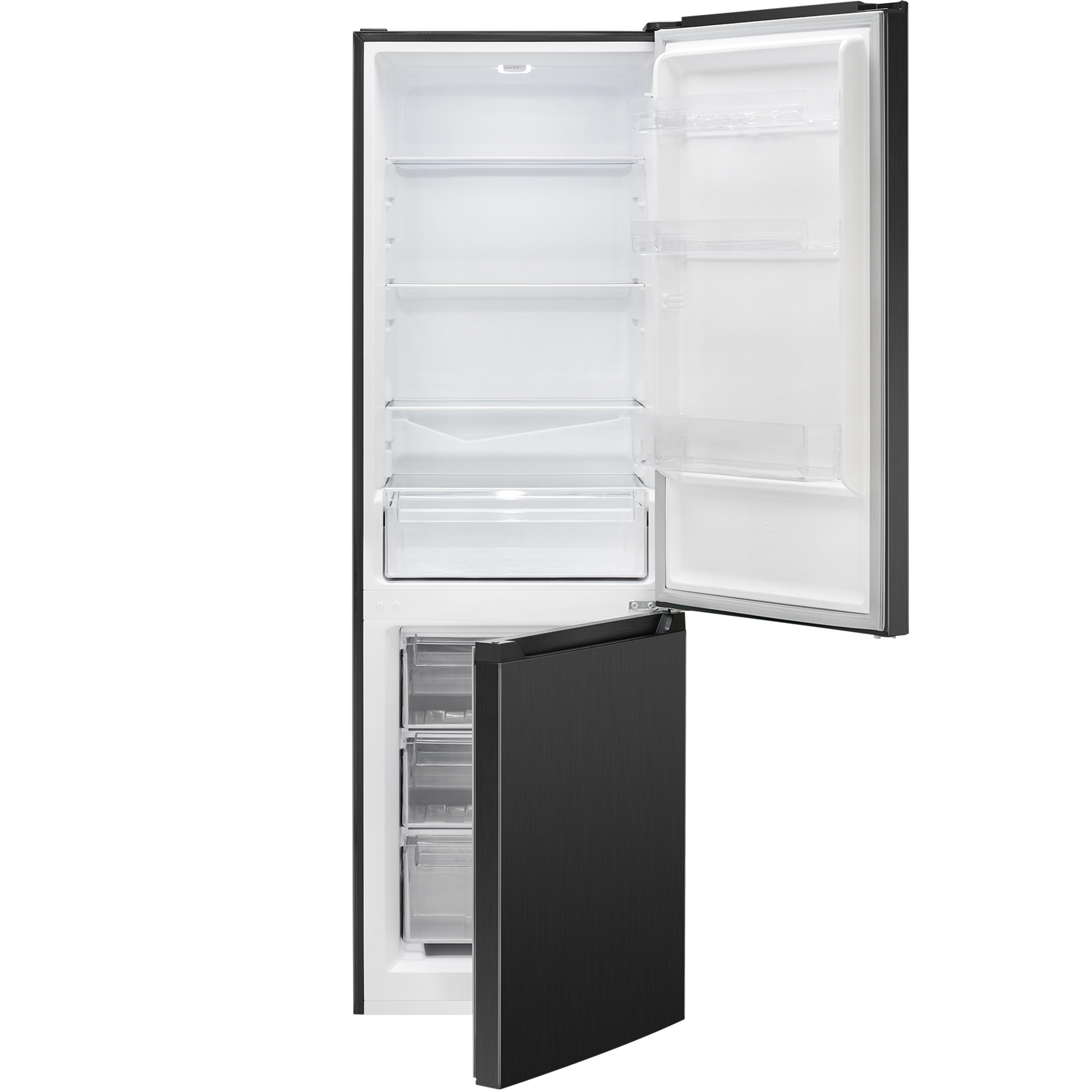 Ein schwarzer Kühlschrank mit offener Tür. Innen weiß mit Regalen und Schubladen.