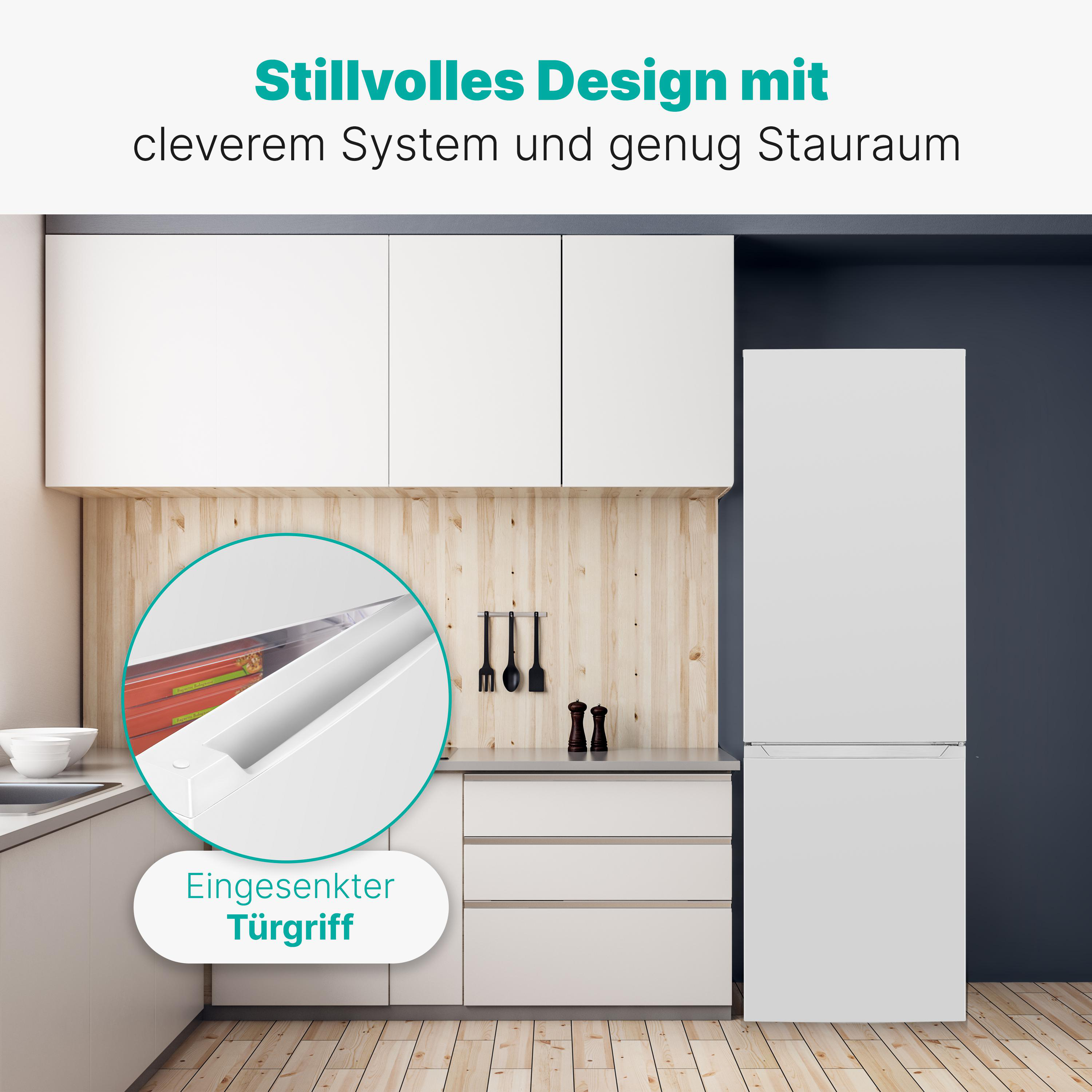 Moderne weiße Küche mit Kühlschrank. Kühlschrank mit eingelassener Griff. Weiß.