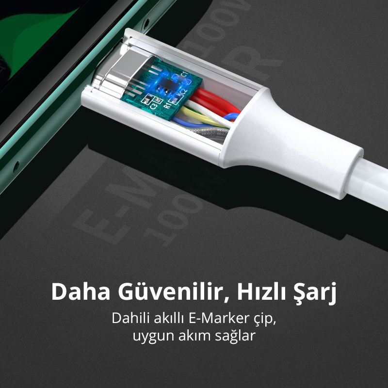 Beyaz USB-C kablosunun yakın çekimi, iç bileşenleri gösteren şeffaf bir bölümle.