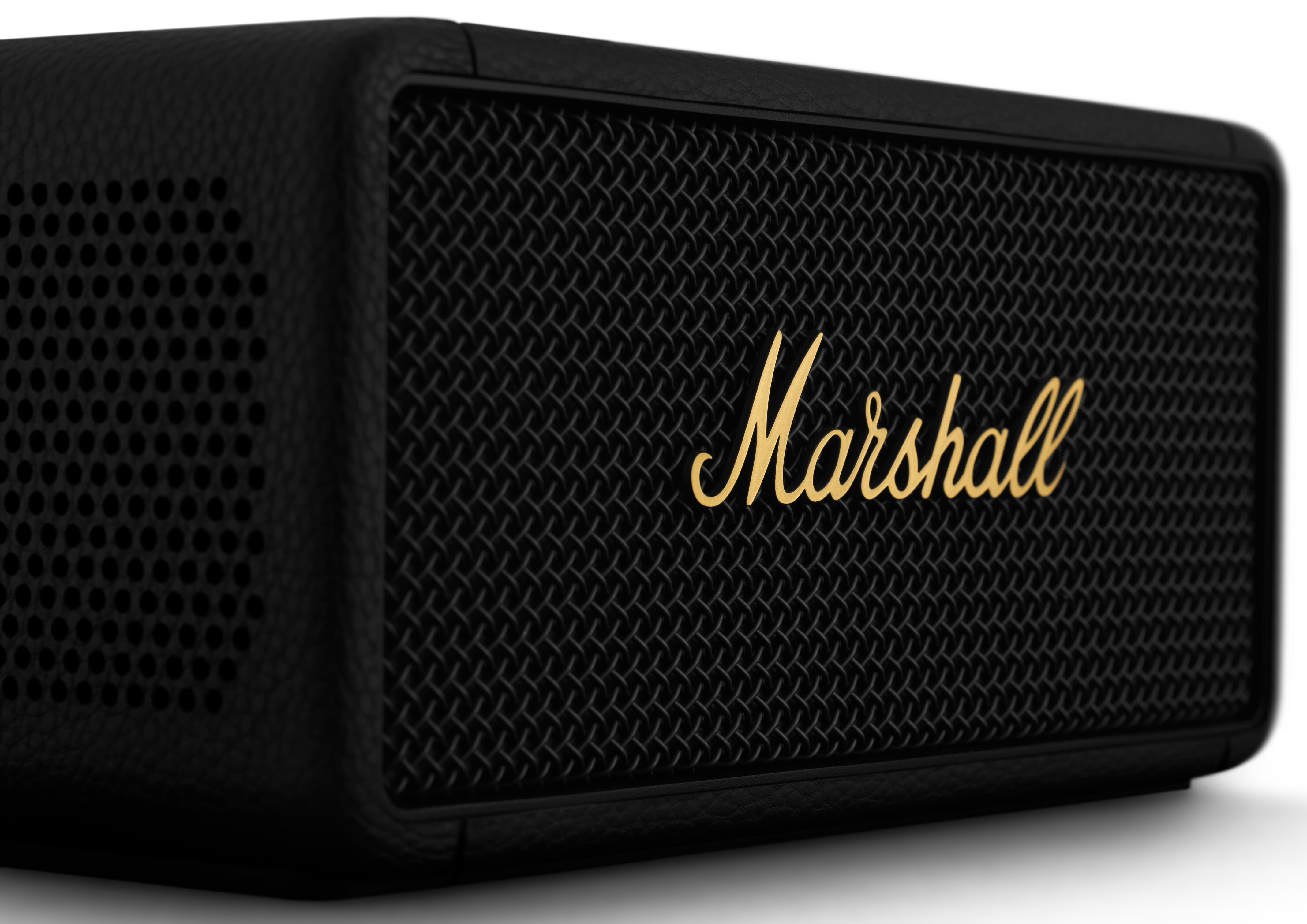 Zbliżenie czarnego głośnika Marshall ze złotym logo Marshall.