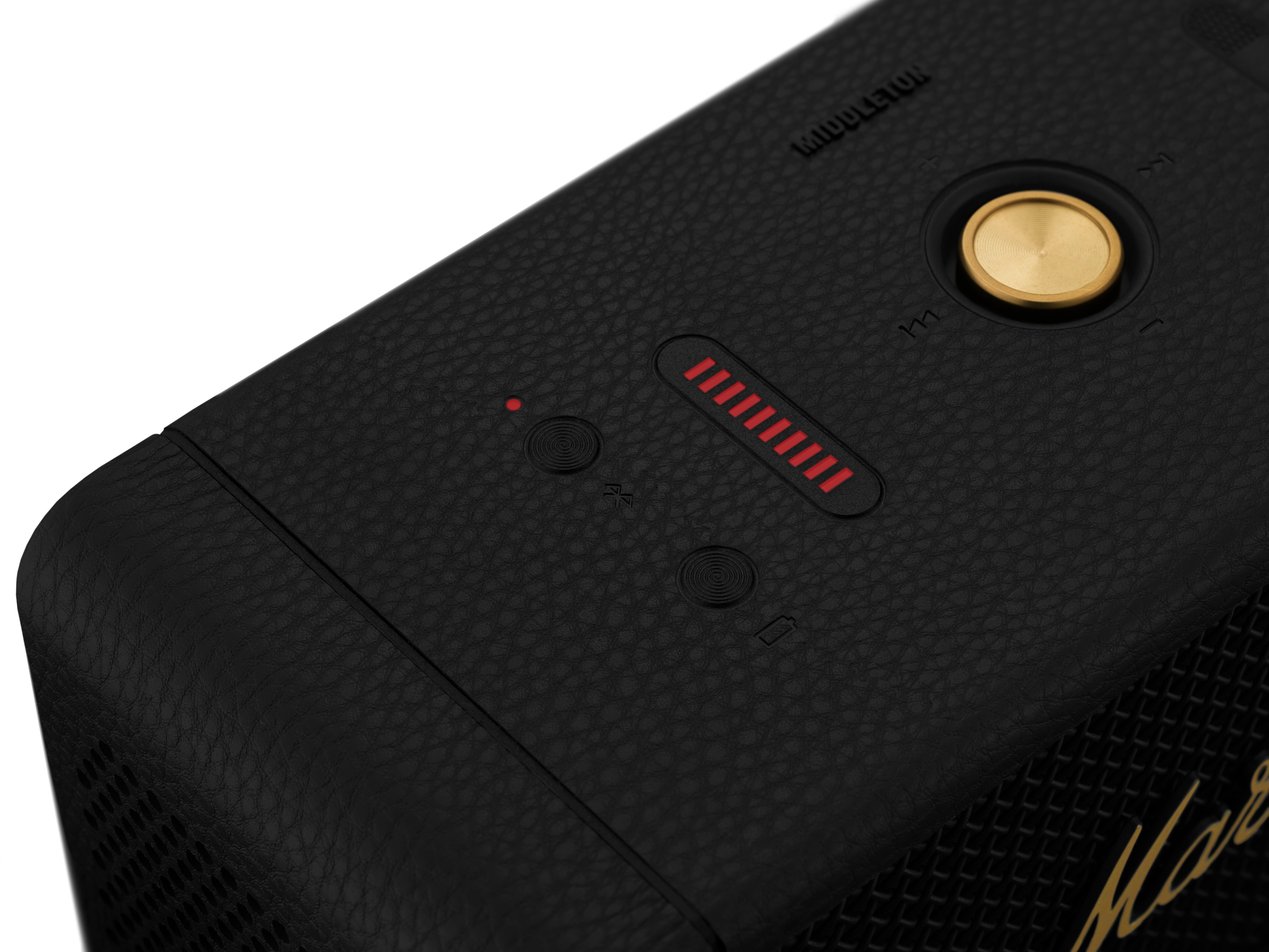 Zbliżenie na górę czarnego głośnika Marshall z przyciskami i czerwonym światłem.