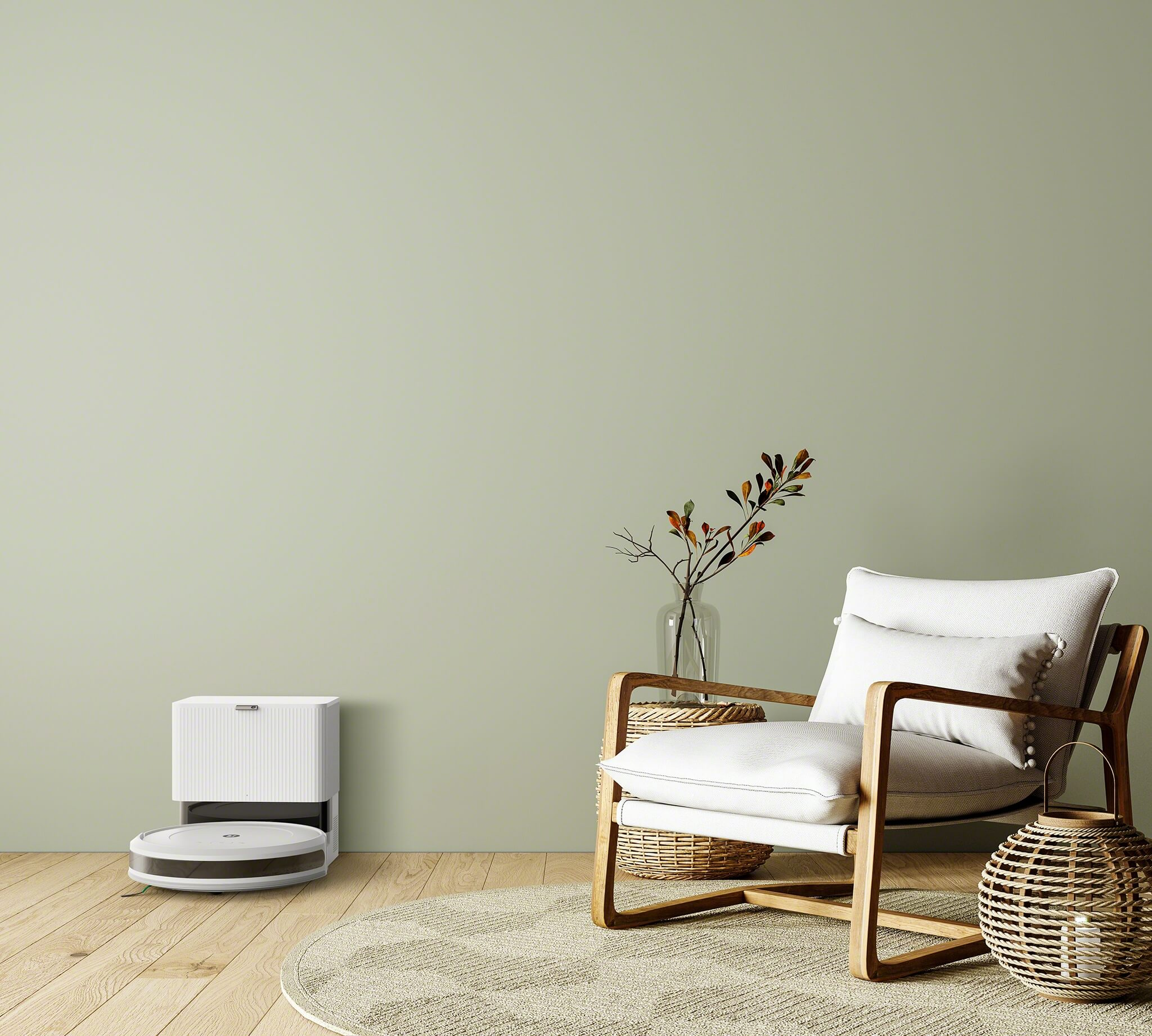 Pokój z białym krzesłem, wazonem i odkurzaczem robotem. Jasnozielona ściana, drewniana podłoga.