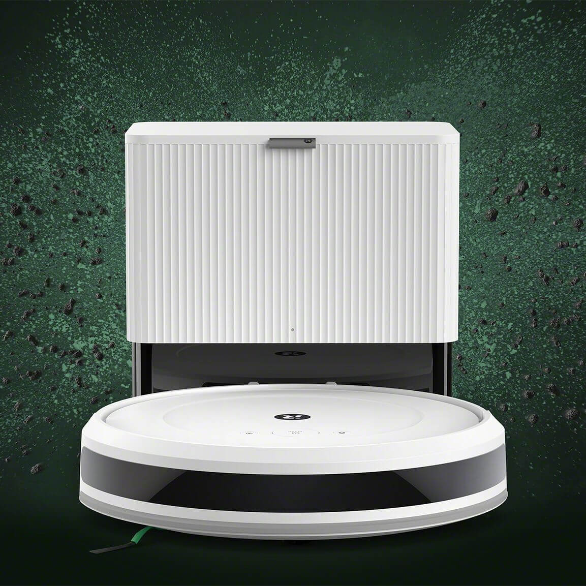Biały, okrągły odkurzacz automatyczny ze stacją ładującą na tle teksturowanego zielonego tła.