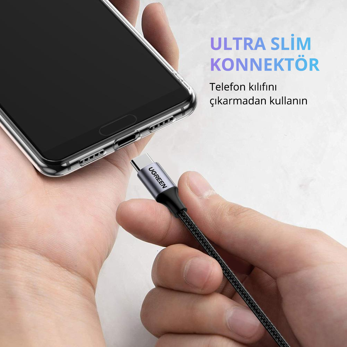 El, bir telefona bir UGREEN USB-C kablosu takıyor.