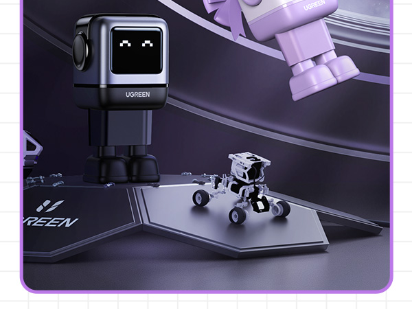 Ekranı olan bir robot oyuncağı ve iki robot. Mor bir robotlu bir robot.