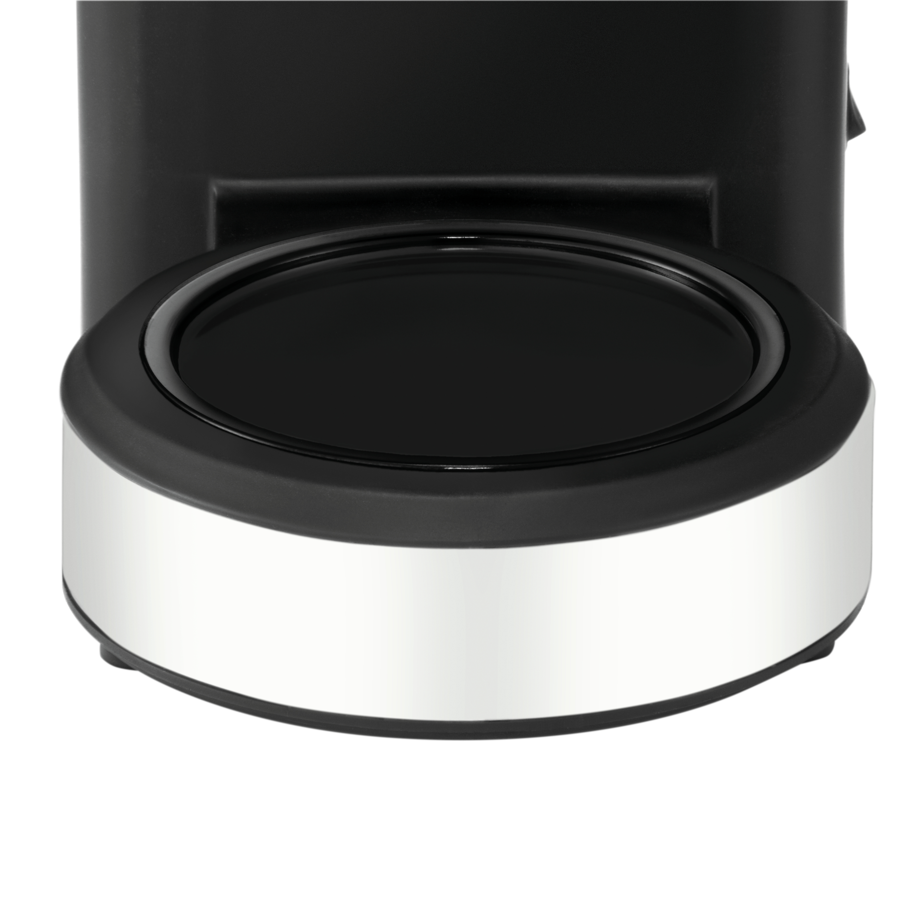 Nahaufnahme des Bodens einer Kaffeemaschine in Schwarz, Silber und Weiß.