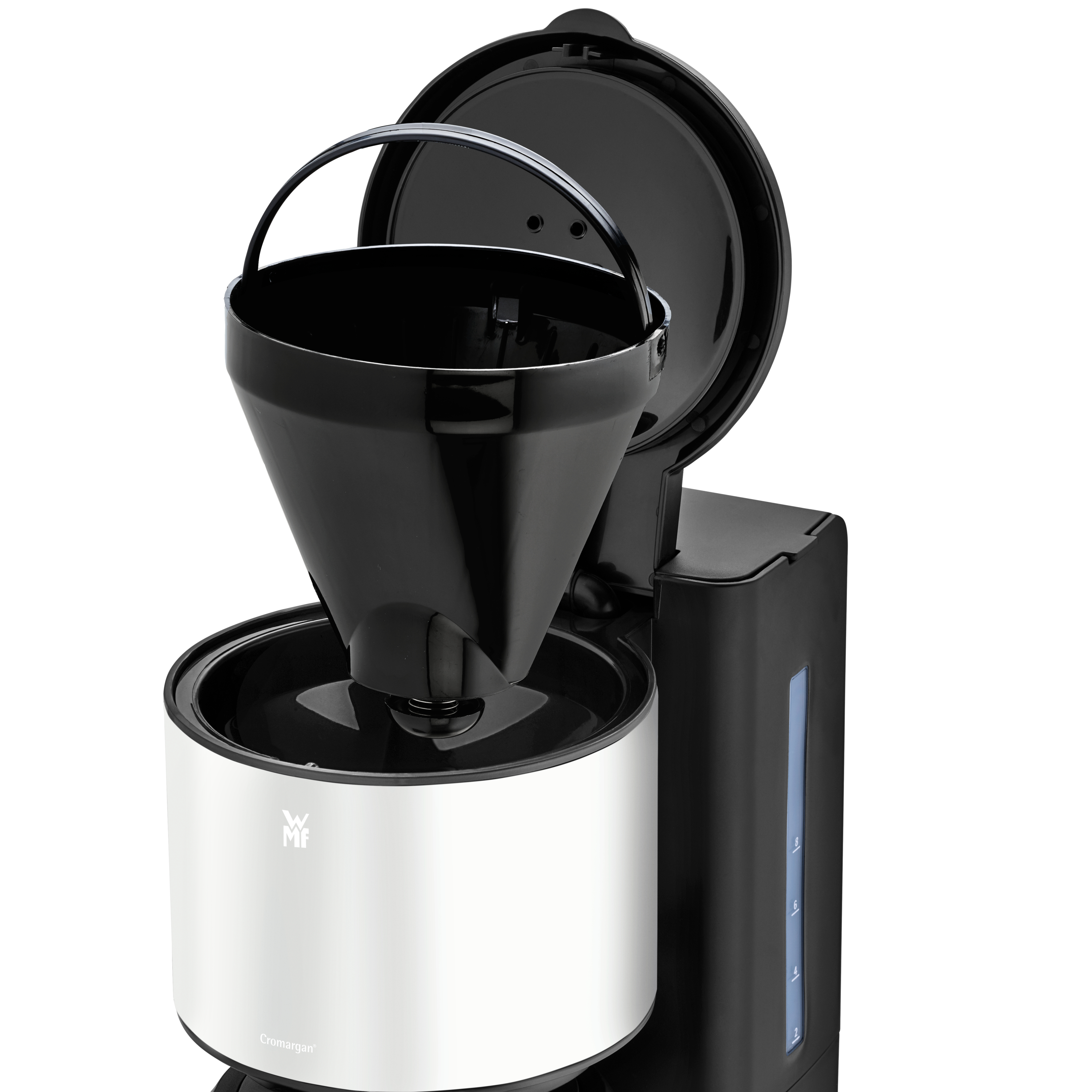 Schwarz-silberne Kaffeemaschine mit schwarzem Filterkorb. Weißer Hintergrund.