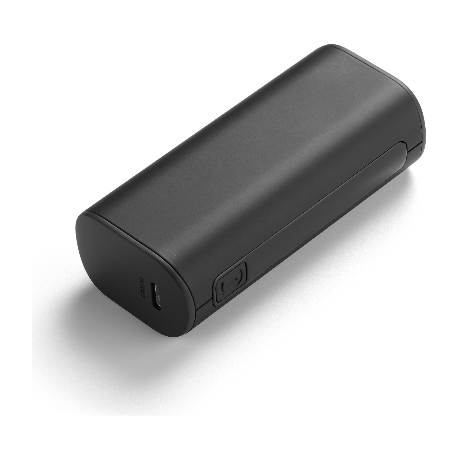 Power bank rettangolare nero con un pulsante e una porta di ricarica su un'estremità.