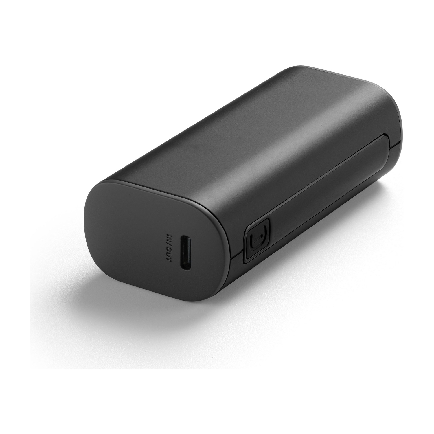 Power bank nero con porta IN/OUT, sfondo bianco.