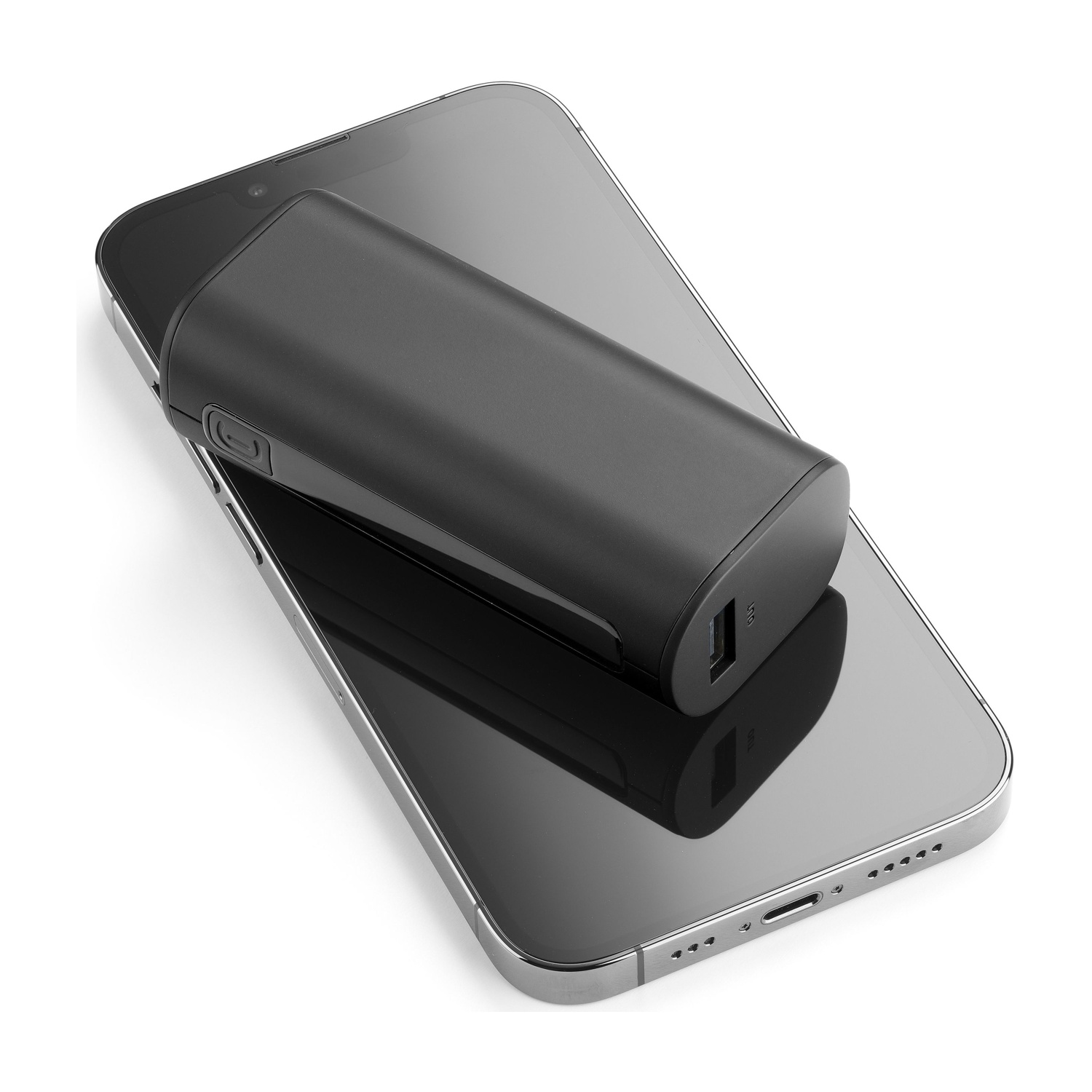 Power bank nero su un telefono nero. Il telefono è su una superficie bianca.