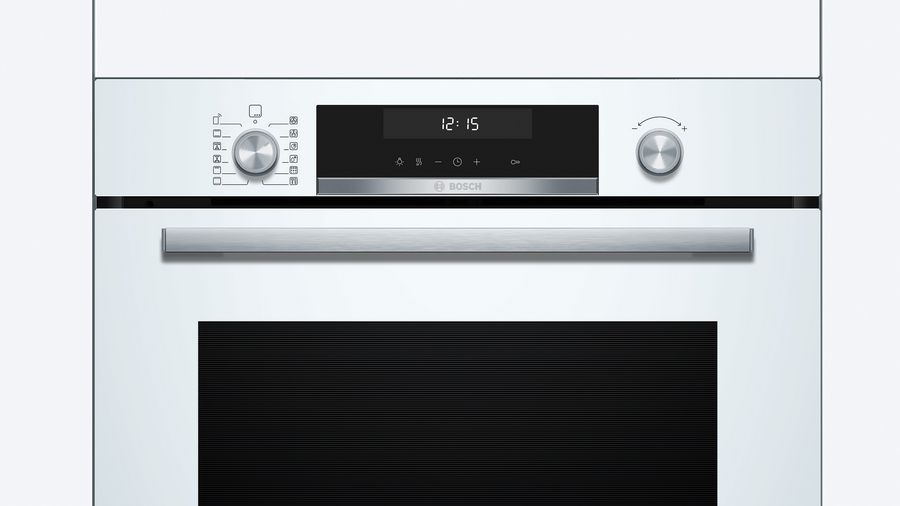 Un frente de horno con controles y una pantalla digital que muestra la hora.