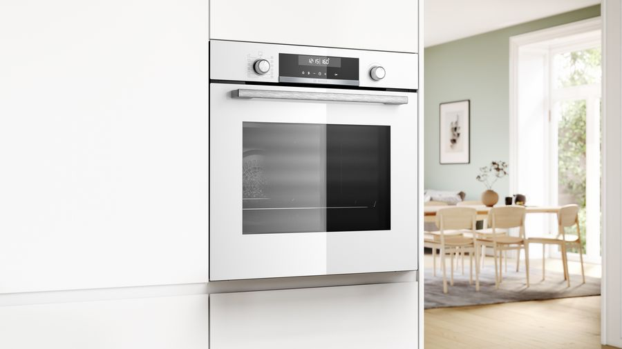 Un horno blanco empotrado en un armario blanco. Fondo de cocina.