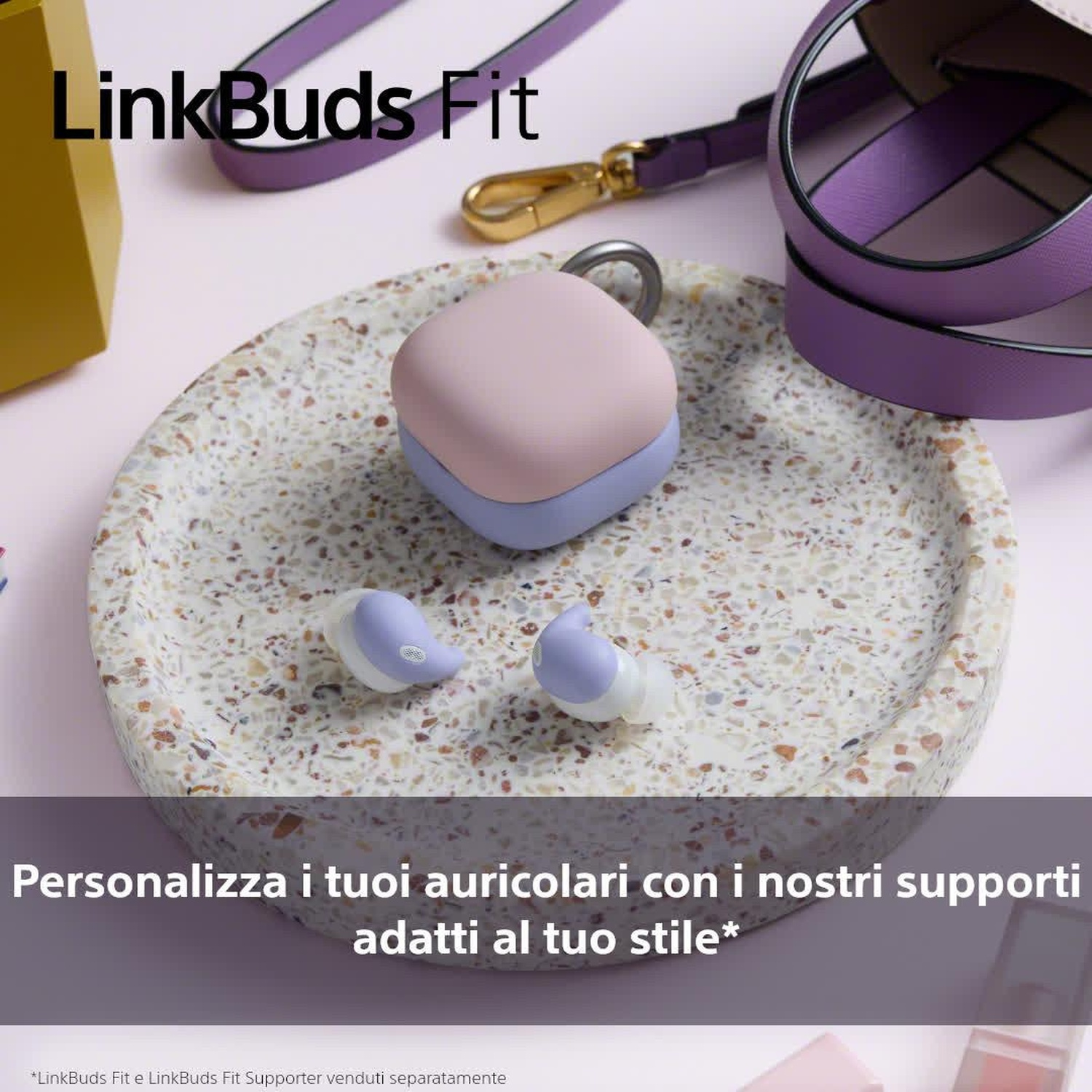 Auricolari e custodia su un vassoio maculato. Testo: "Personalizza le tue cuffie..."