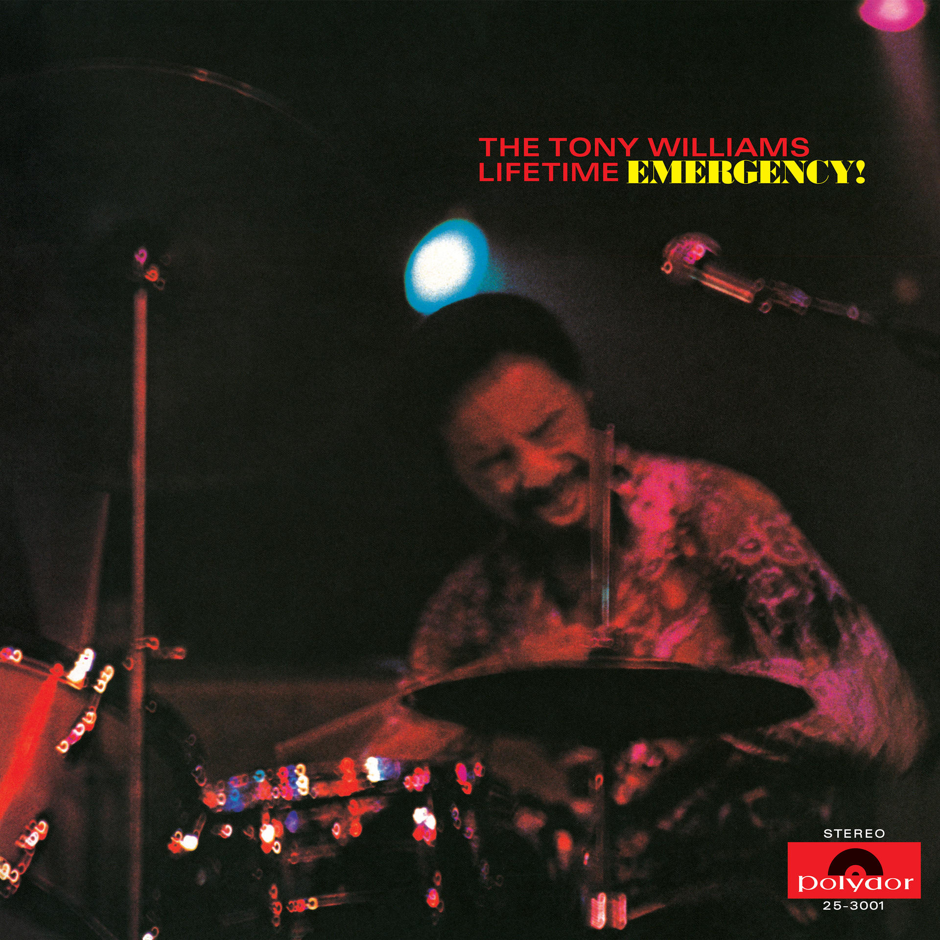 Albumcover: The Tony Williams Lifetime, Emergency! Mann spielt Schlagzeug. Dunkler Hintergrund.