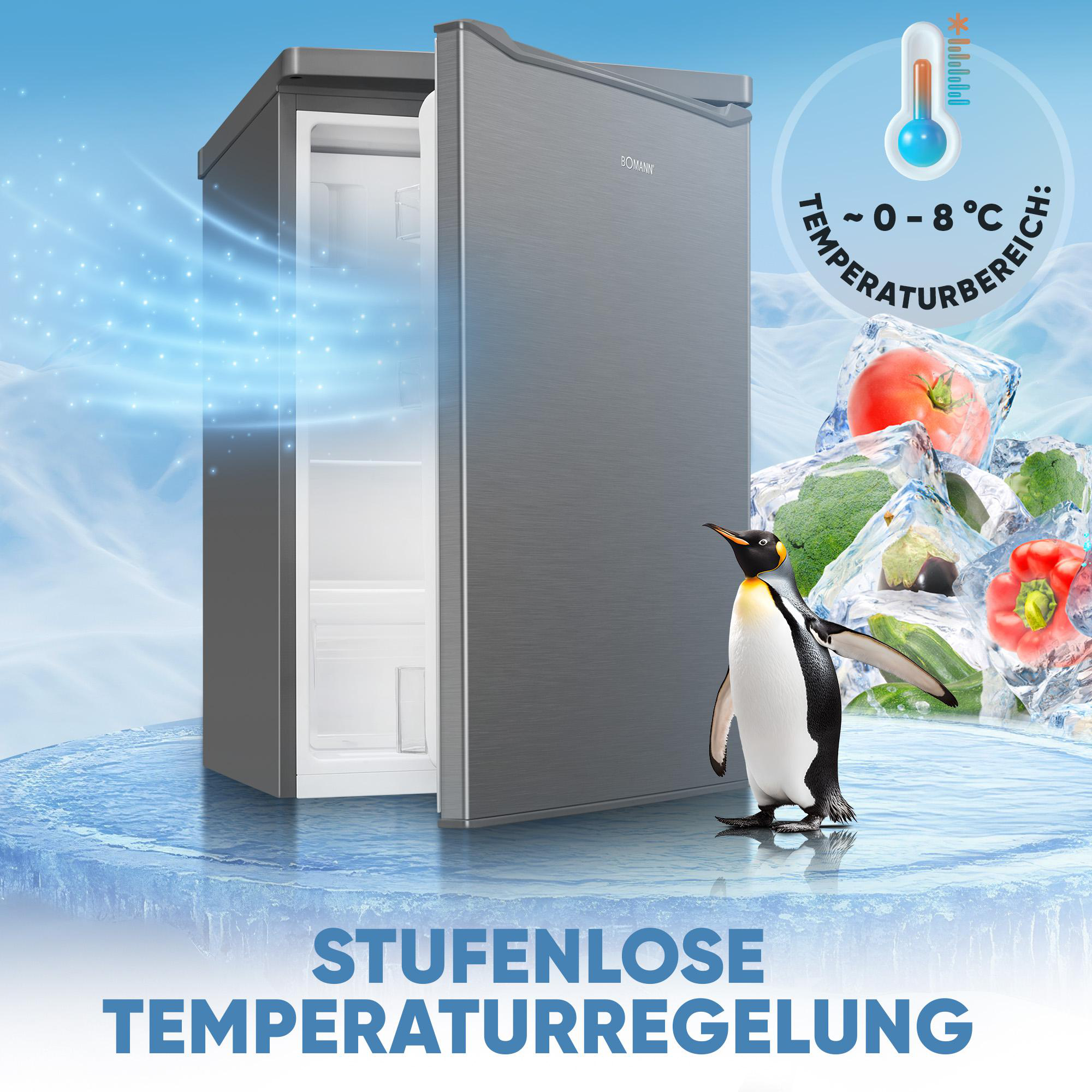 Ein kleiner, silberner Kühlschrank mit offener Tür, neben einem Pinguin und Eis.