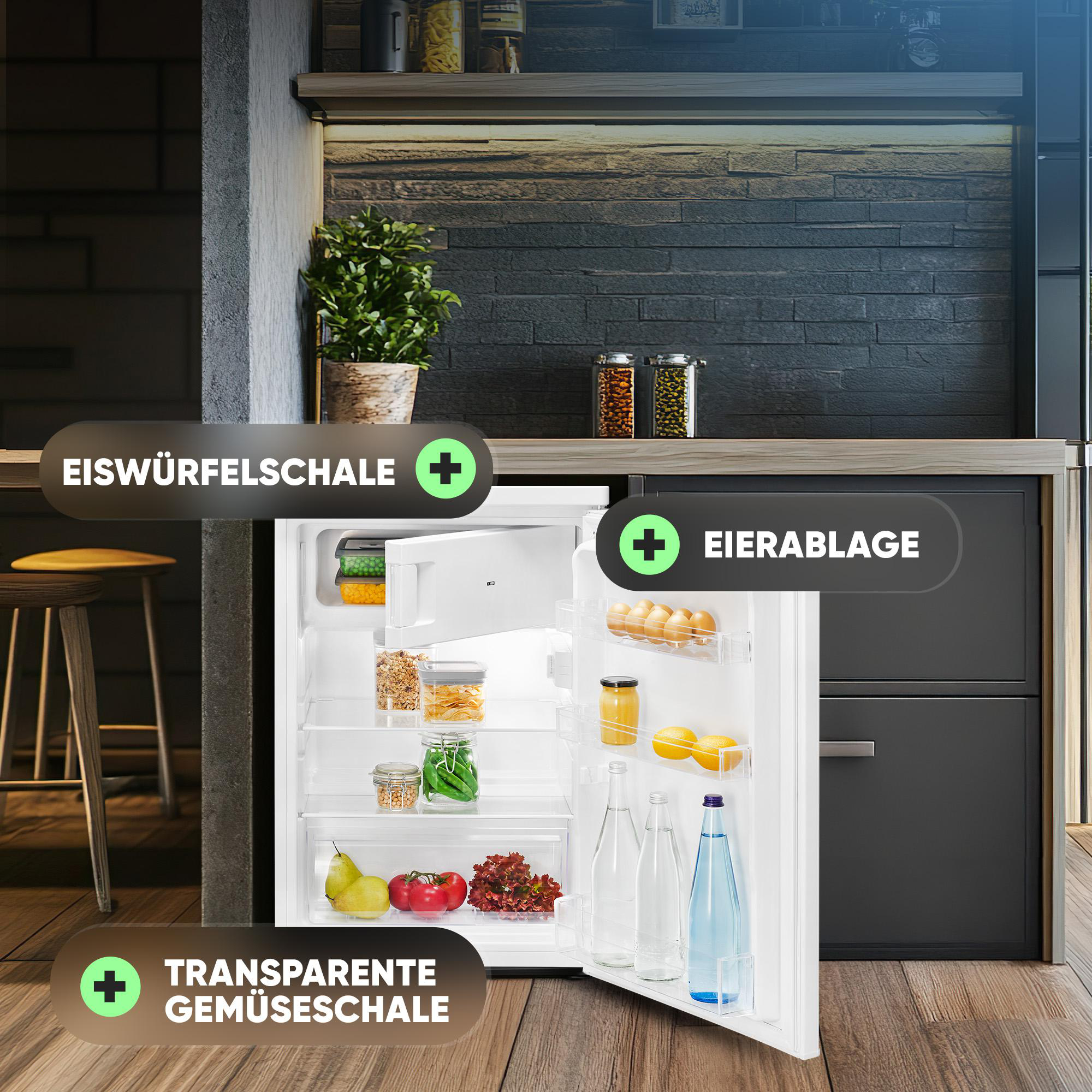Ein Kühlschrank mit offener Tür zeigt Lebensmittel: Gemüse, Obst, Gläser und Flaschen. Der Kühlschrank steht in einer Küche.