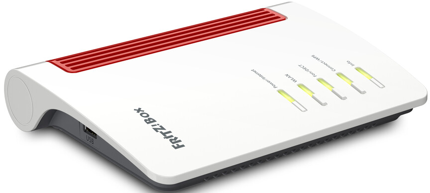 Weißer und roter Router mit Lichtern, leicht angewinkelt, auf weißer Oberfläche.