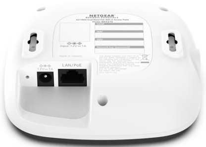 Rückseite eines weißen NETGEAR Dual Band WiFi 6 Access Point mit Etiketten.