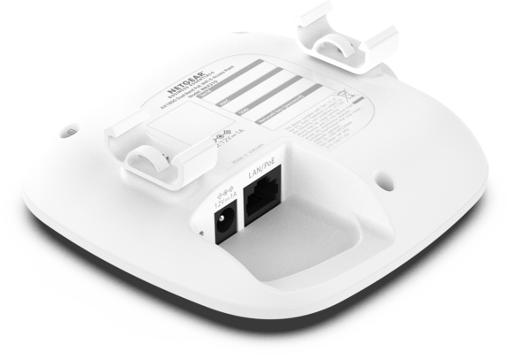 Weißes Netgear-Gerät mit Anschlüssen und Halterungen, Rückansicht.