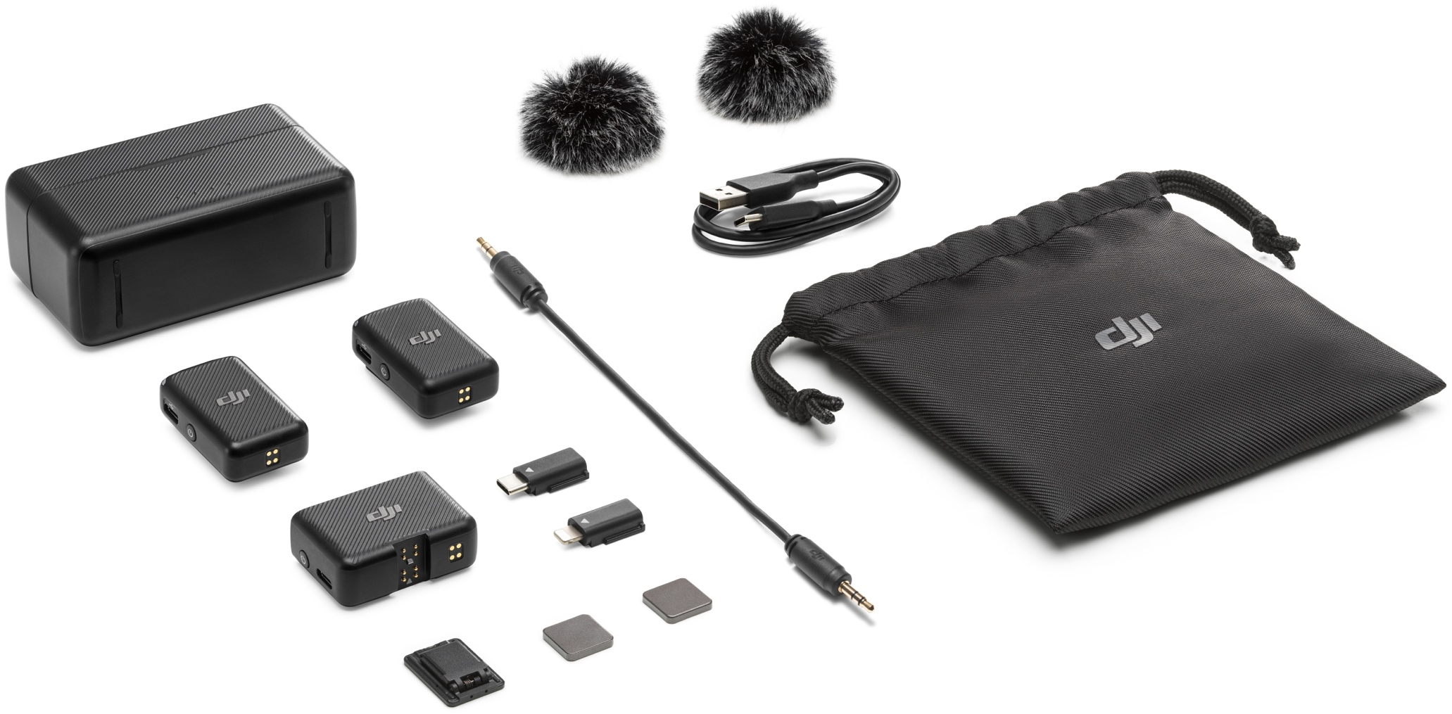Un set di attrezzature per la registrazione audio. Il set include un microfono, un trasmettitore e un ricevitore.