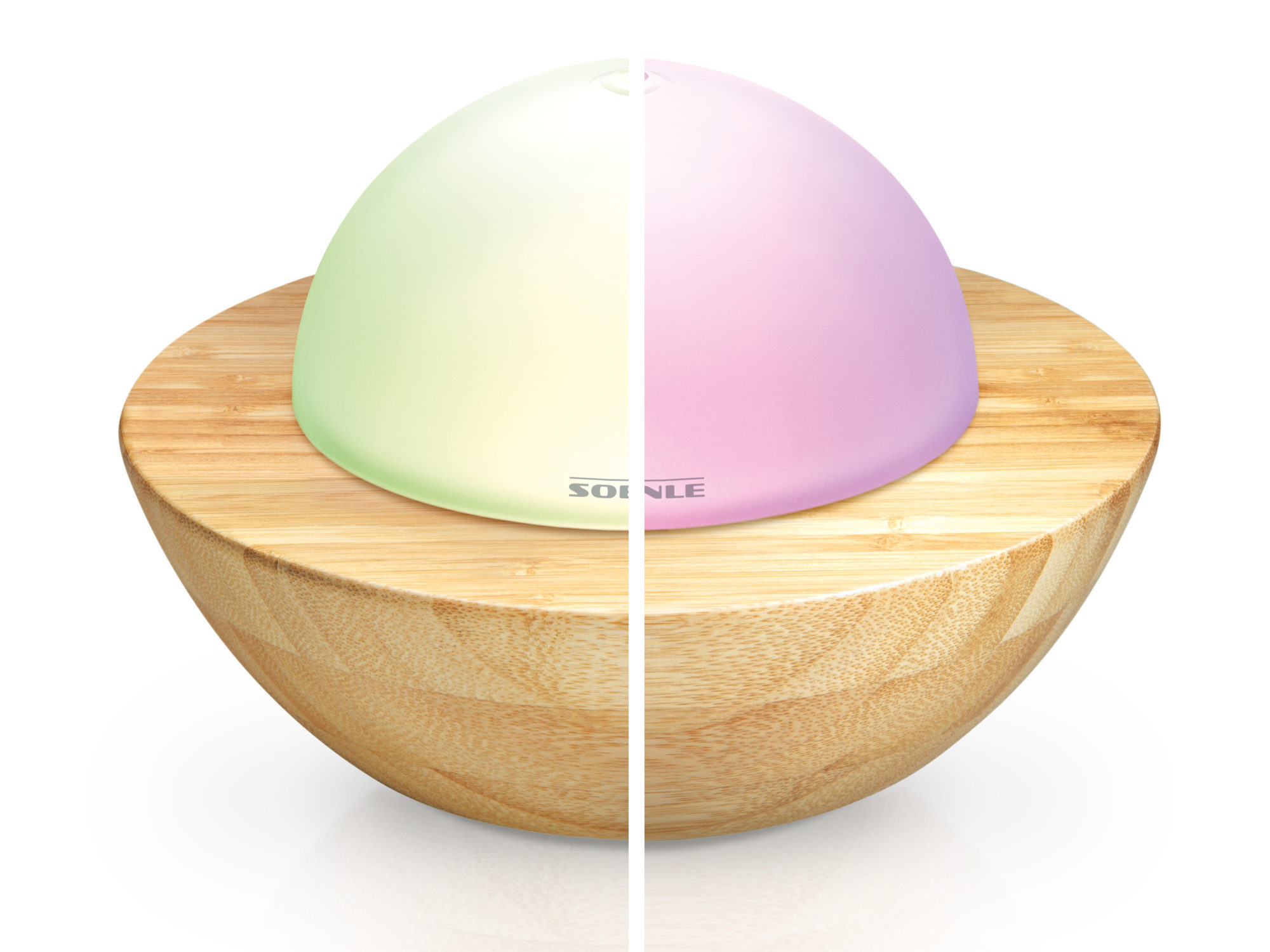 Lampa pół na pół z drewnianą podstawą. Jedna strona jest zielona, a druga różowa.