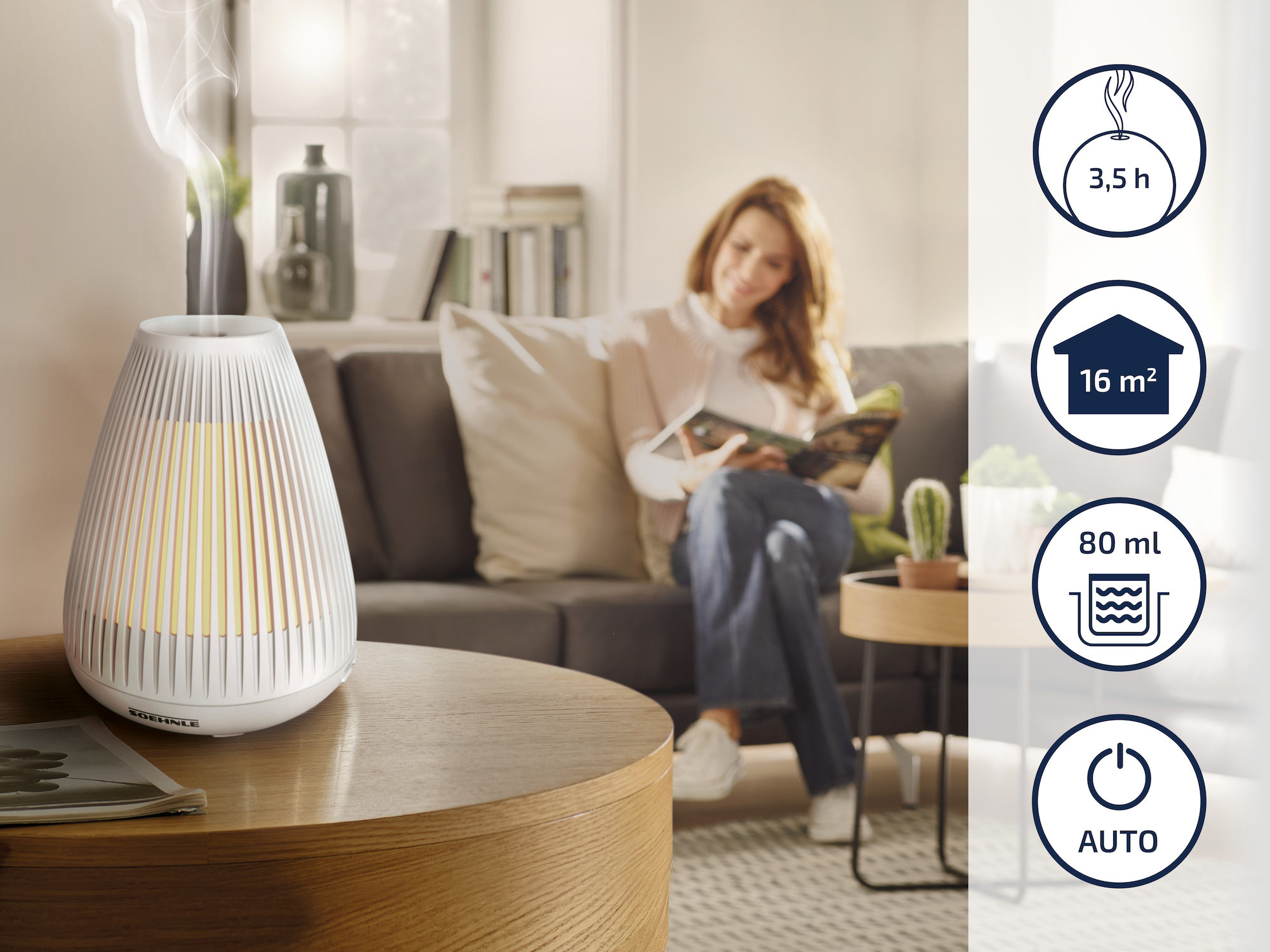 Biały dyfuzor z czytającą kobietą, na drewnianym stole.